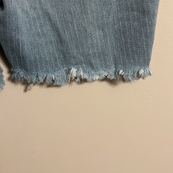 Woman’s Plus Striped Levi’s White Tag Stretchy Distressed Shorts Size 18 - Picture 5 of 12